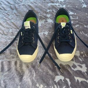 Cariuma OCA Low Navy Canvas Sneakers | Women’s 9 | Like New
